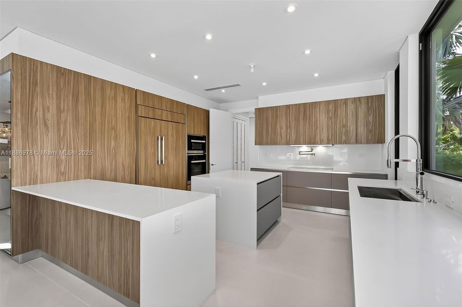 Furnished interior view inside a new home in , Fort Lauderdale (Image 34).