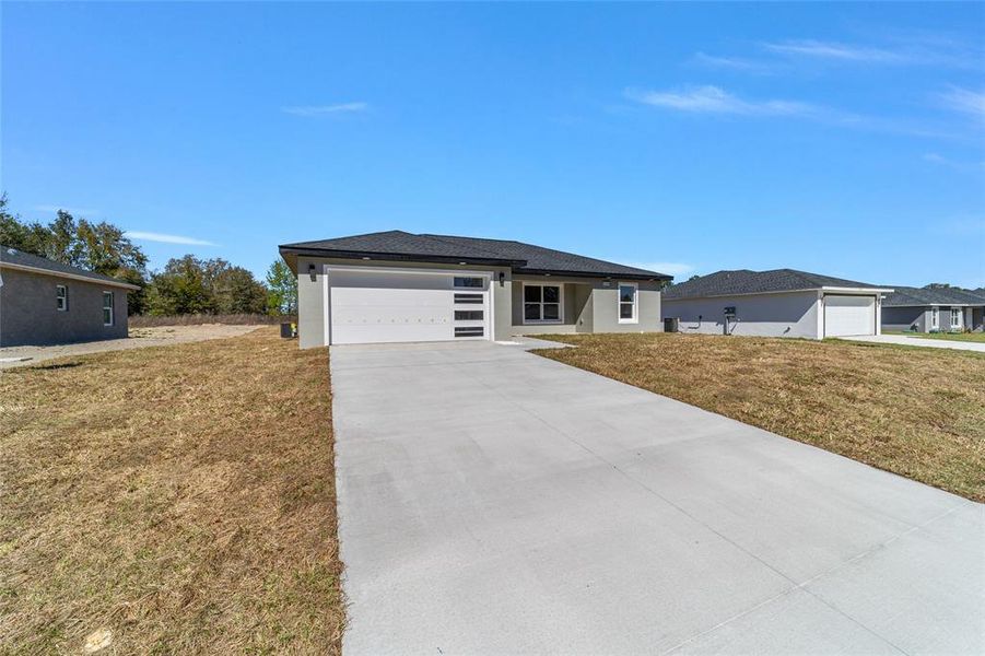 Exterior details and patio area of a home in , Dunnellon (Image 16).