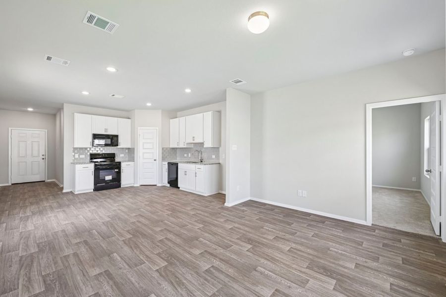 Spacious, unfurnished interior of a new home in Cascade, Liberty Hill (Image 10).