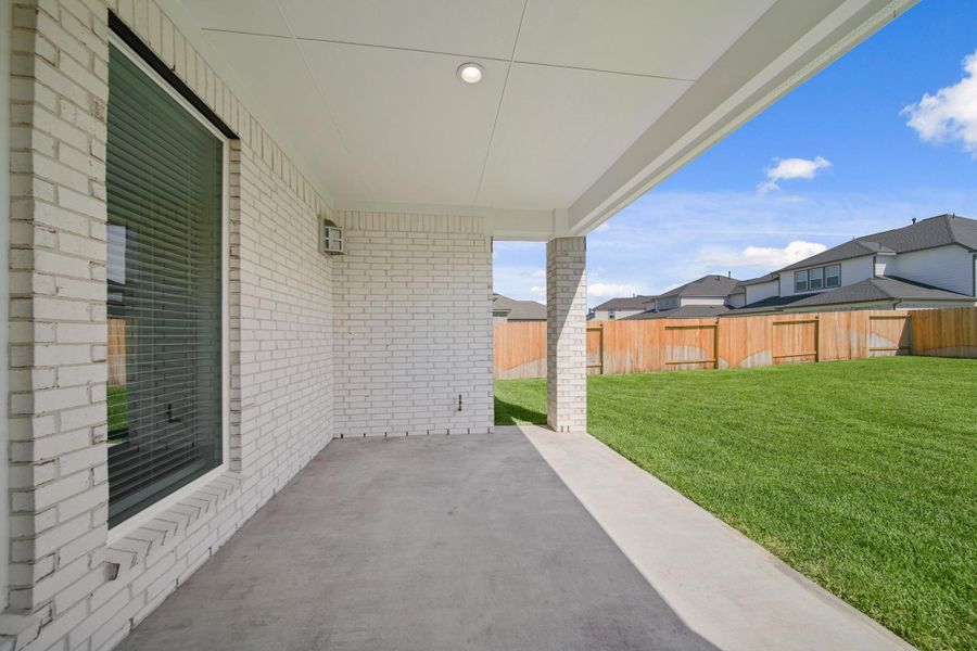 Exterior details and patio area of a home in Beacon Hill, Waller (Image 17).