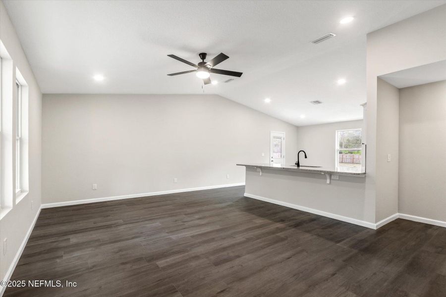 Spacious, unfurnished interior of a new home in , Palatka (Image 26).