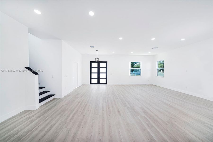 Spacious, unfurnished interior of a new home in , St. Petersburg (Image 14).