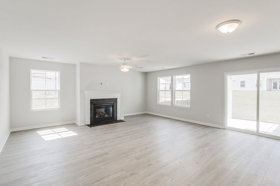 Spacious, unfurnished interior of a new home in Winston Point, Gilbert (Image 16).