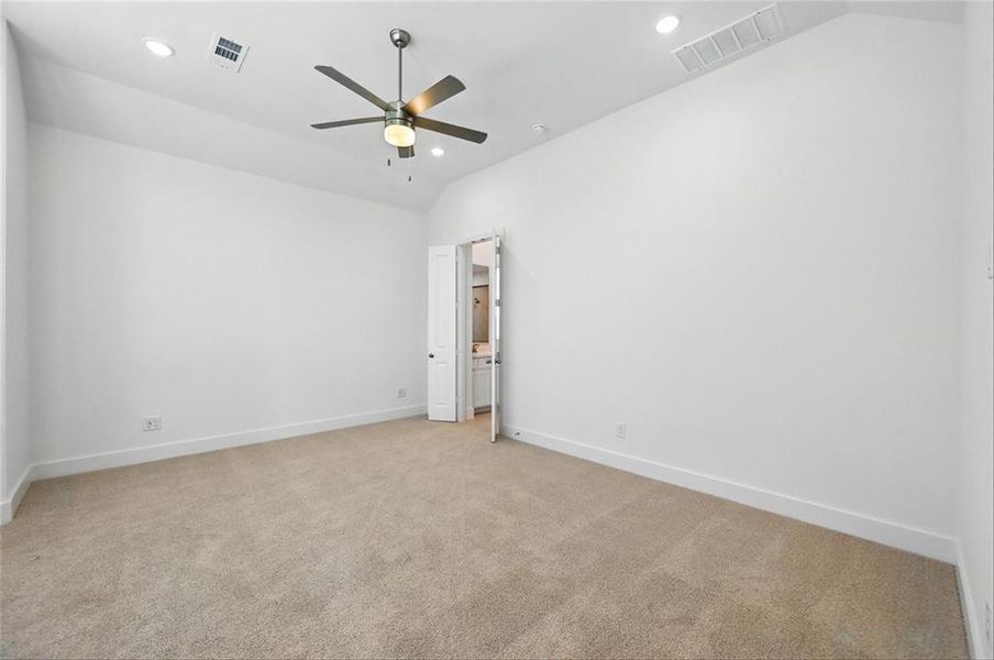 Spacious, unfurnished interior of a new home in Dove Hollow, Waxahachie (Image 22).