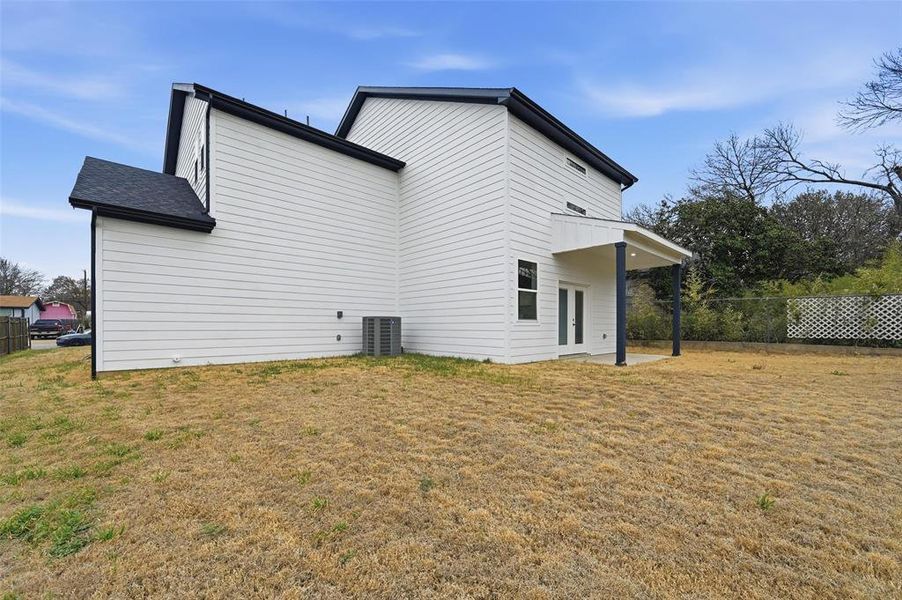 Exterior details and patio area of a home in , Dallas (Image 4).