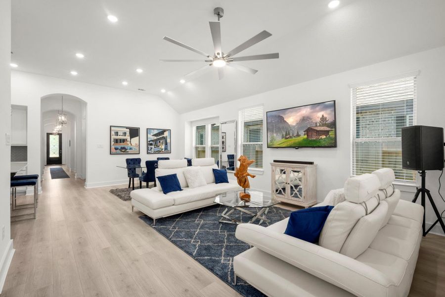 Furnished interior view inside a new home in Evergreen, Conroe (Image 9). Furnished interior view inside a new home in Evergreen, Conroe (Image 9).
