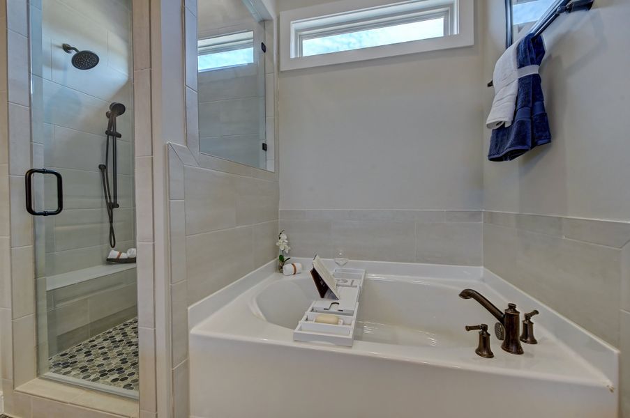 Representative interior finishes for a home built from the Laney by Taylor Morrison in River Falls, Tega Cay (Image 20).