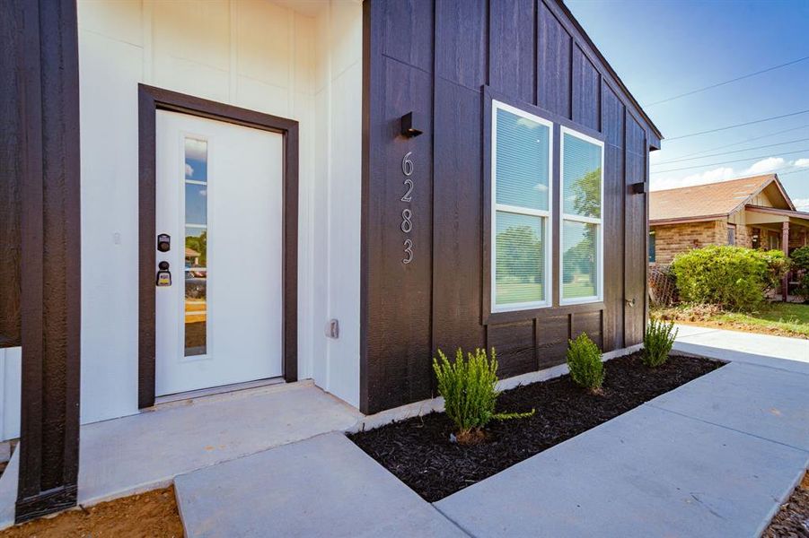 Exterior details and patio area of a home in , Dallas (Image 3).