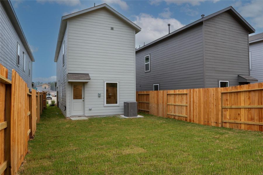 Exterior details and patio area of a home in Tavola, New Caney (Image 19).