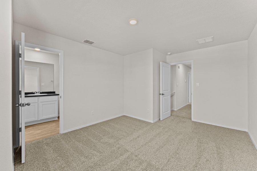 Spacious, unfurnished interior of a new home in Bollinger, Maxwell (Image 21).