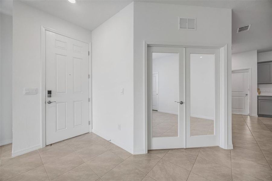 Spacious, unfurnished interior of a new home in Woodcreek, Wesley Chapel (Image 40).
