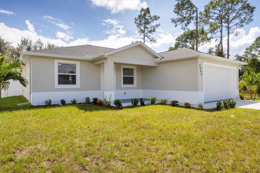 Exterior details and patio area of a home in , North Port (Image 1).