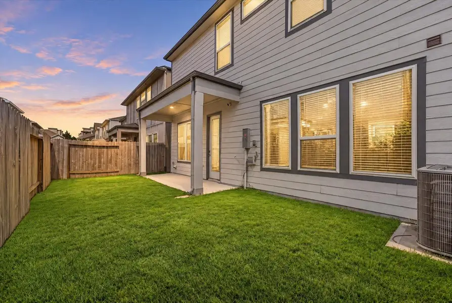 Exterior details and patio area of a home in Dunvale Village - Patio Home Collection, Houston (Image 3).