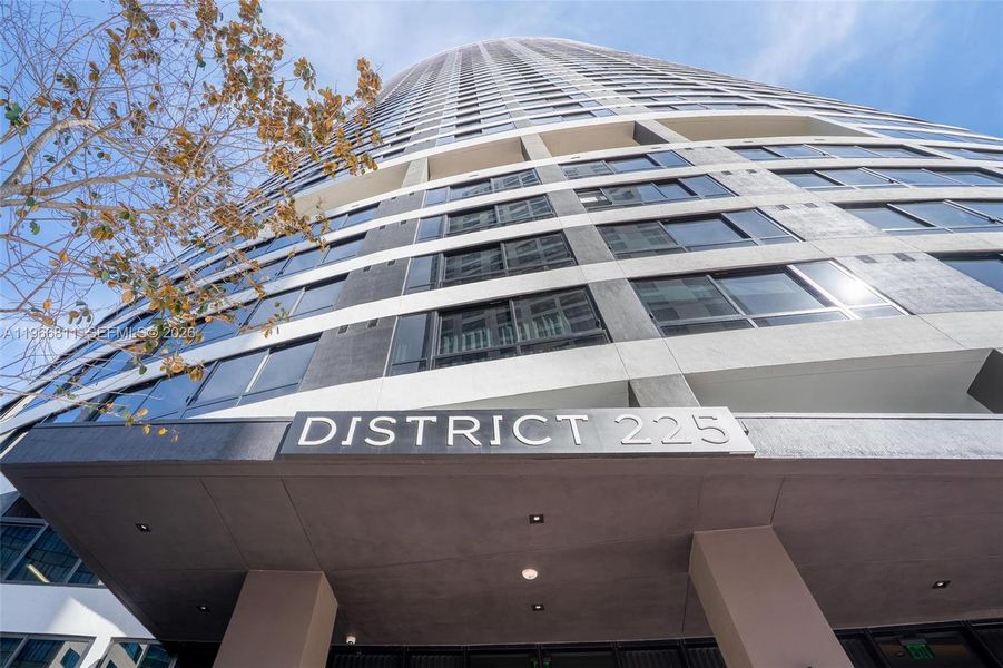 Condo located in Miami, FL showcasing its design and architecture (Image 32).