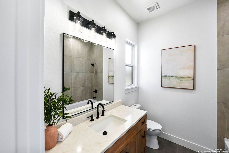 Furnished interior view inside a new home in , Bandera (Image 12).