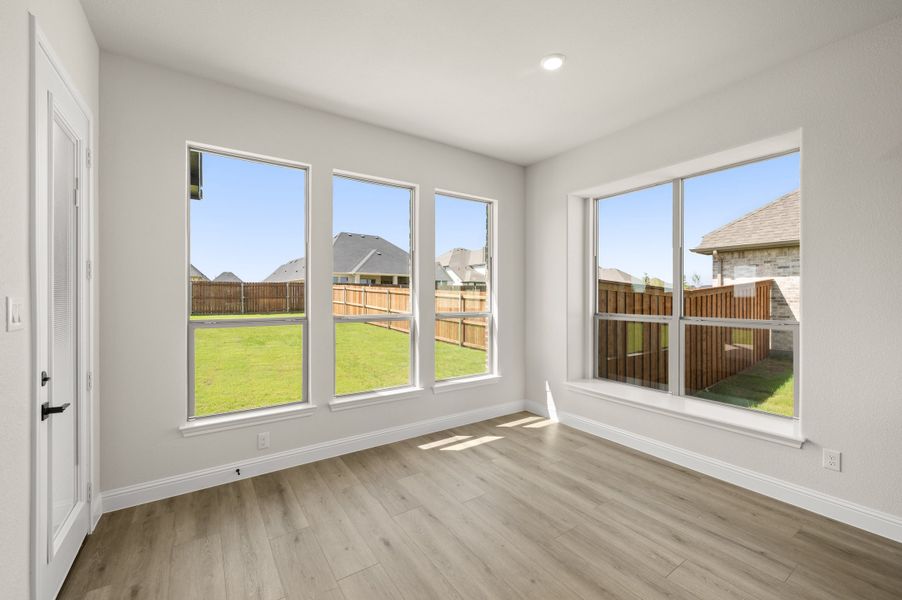 Spacious, unfurnished interior of a new home in Myrtle Creek, Waxahachie (Image 16).