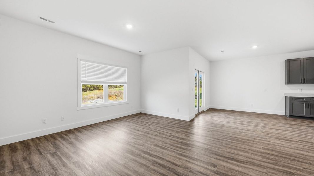 Spacious, unfurnished interior of a new home in Saint Andrews Garth, Kingsport (Image 14).