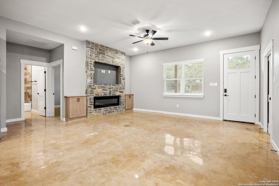 Spacious, unfurnished interior of a new home in , Canyon Lake (Image 10).