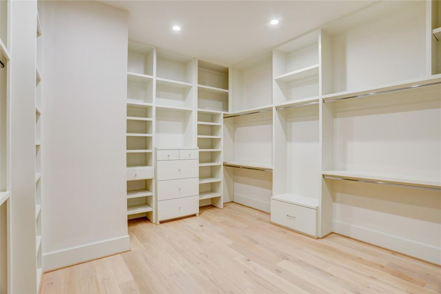Spacious, unfurnished interior of a new home in , Houston (Image 31).