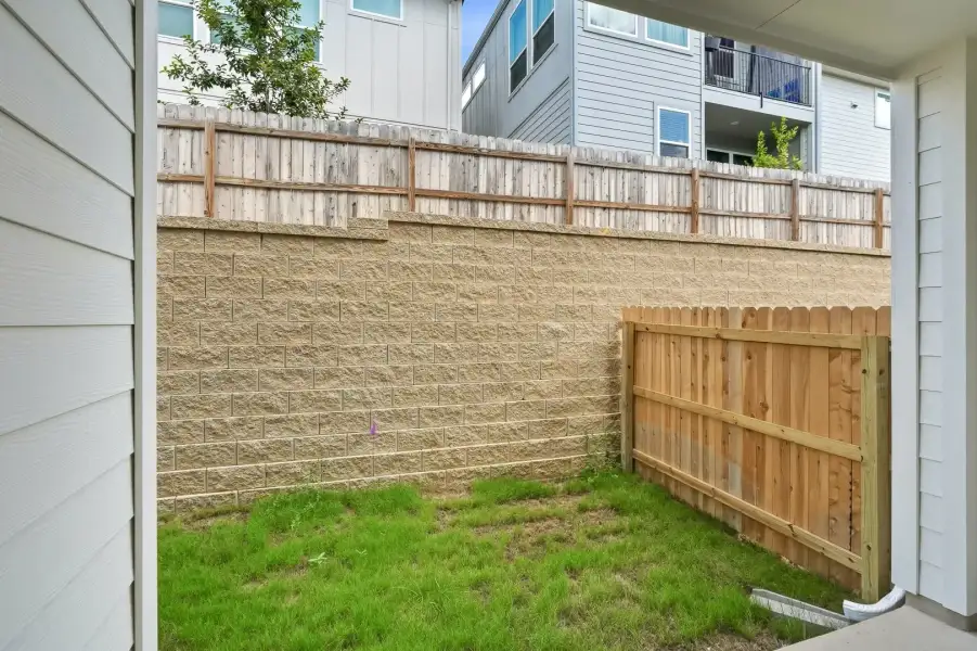 Exterior details and patio area of a home in Rose Hill, San Antonio (Image 3).