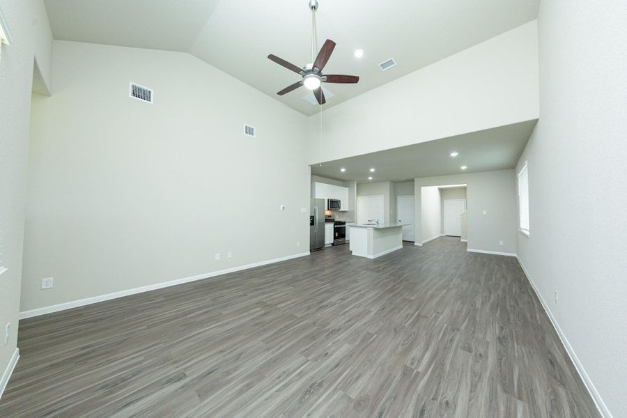 Spacious, unfurnished interior of a new home in Mackenzie Creek, Conroe (Image 15).