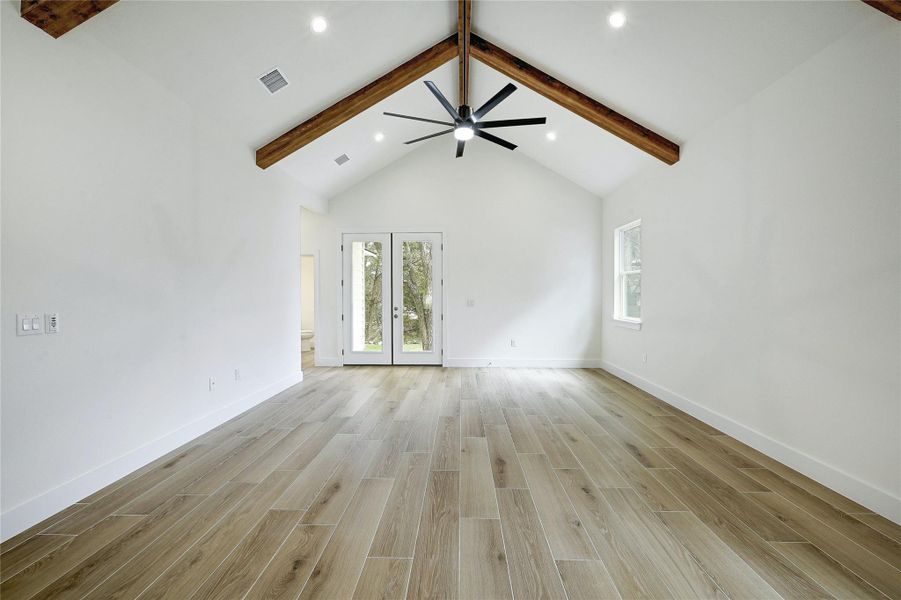 Spacious, unfurnished interior of a new home in , Wimberley (Image 14).