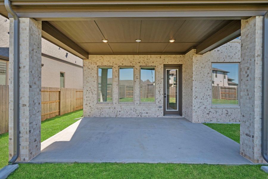 Accommodating patio for outdoor enjoyment!