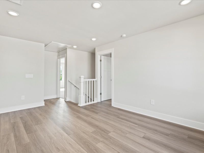 Spacious, unfurnished interior of a new home in Riverwood Farm, Piedmont (Image 8).