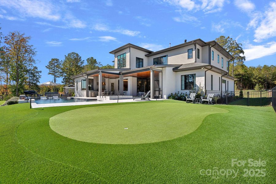 5 Hole Putting Green