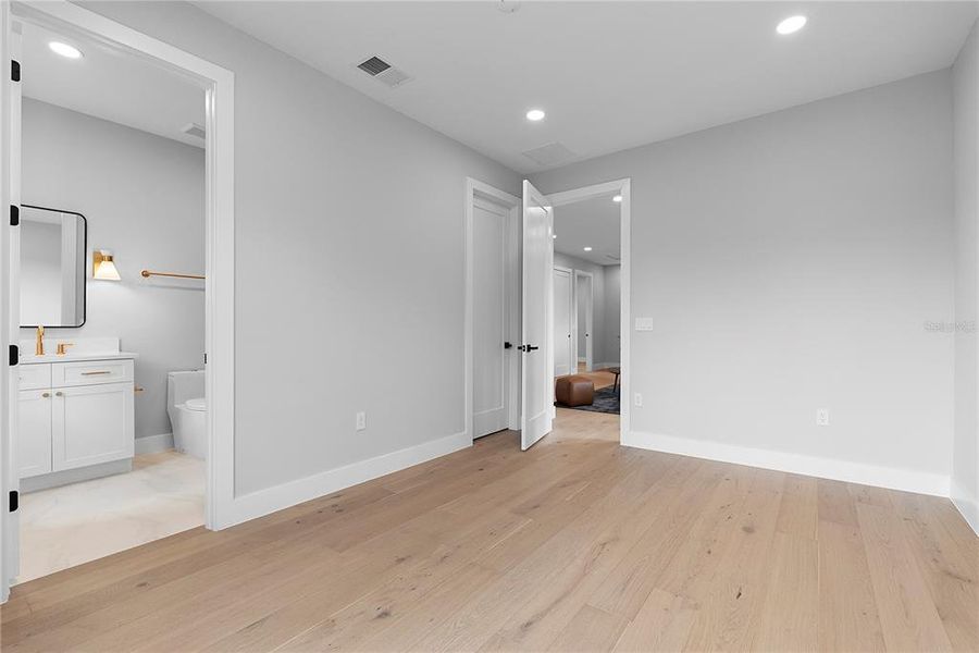 Spacious, unfurnished interior of a new home in , Orlando (Image 21).