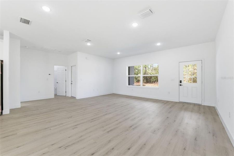 Spacious, unfurnished interior of a new home in , Citrus Springs (Image 13).