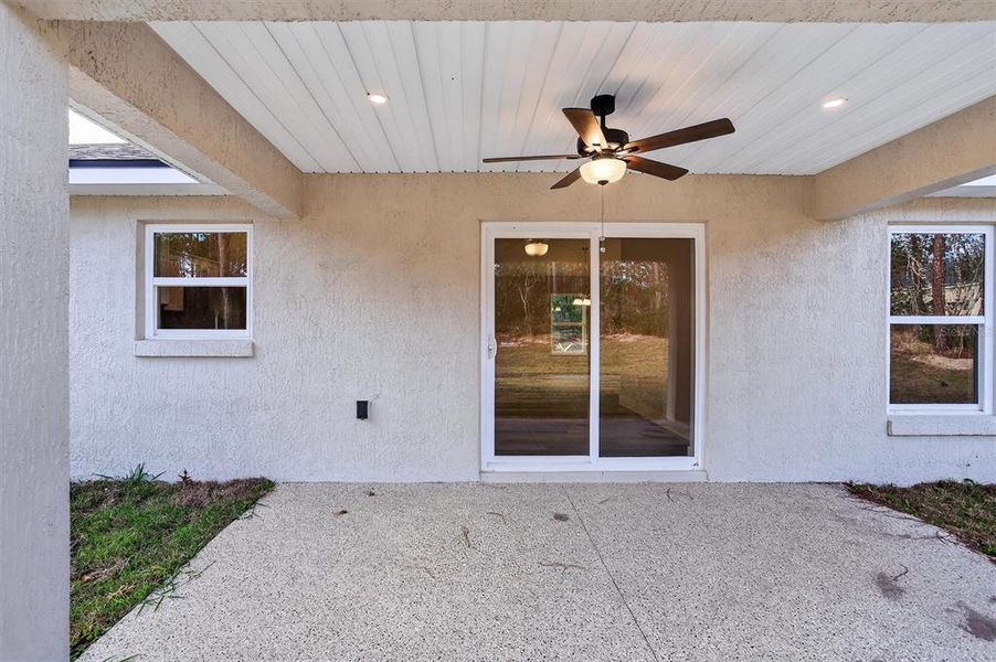 Exterior details and patio area of a home in , Citrus Springs (Image 3).