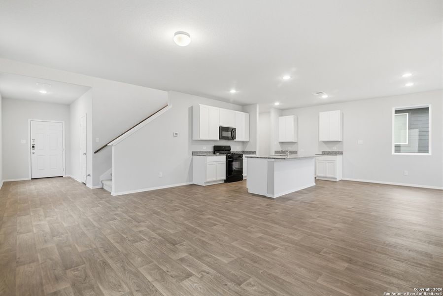 Spacious, unfurnished interior of a new home in Hunters Ranch, San Antonio (Image 33).