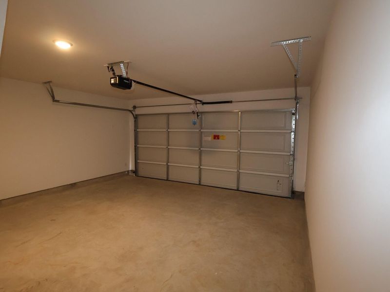 Spacious, unfurnished interior of a new home in Lone Star Landing, Montgomery (Image 22).