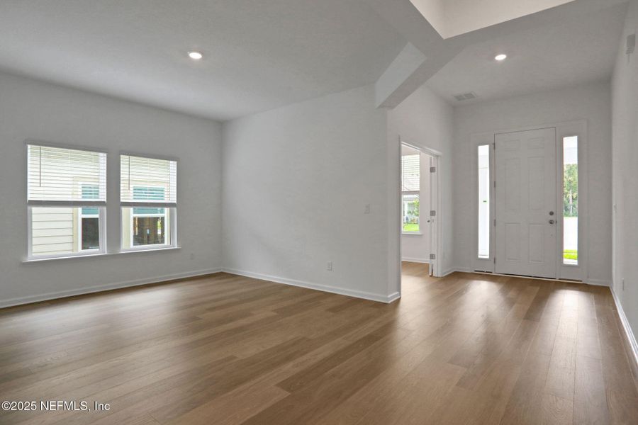 Spacious, unfurnished interior of a new home in Jennings Farm, Middleburg (Image 39).