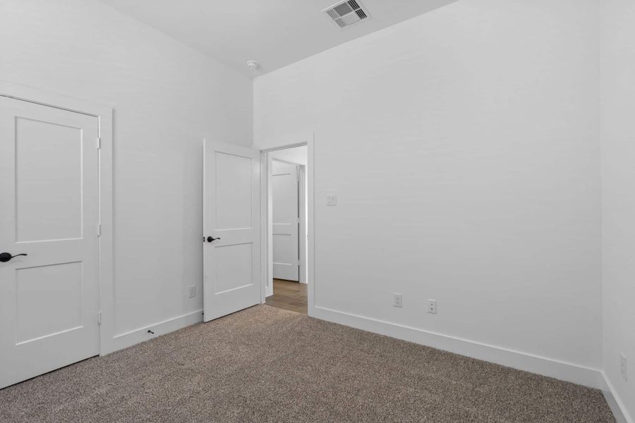 Spacious, unfurnished interior of a new home in Mulberry Farms, Santa Fe (Image 37).