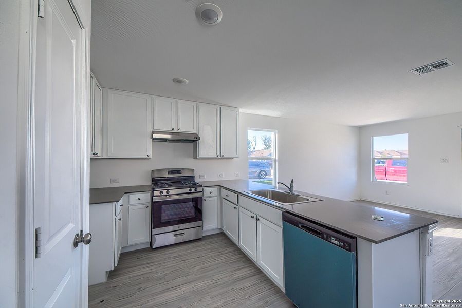 Furnished interior view inside a new home in Silos: Broadview Collection, San Antonio (Image 5). Furnished interior view inside a new home in Silos: Broadview Collection, San Antonio (Image 5).