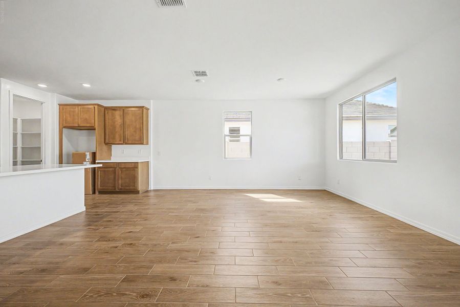 Spacious, unfurnished interior of a new home in Landmarke, San Tan Valley (Image 8).