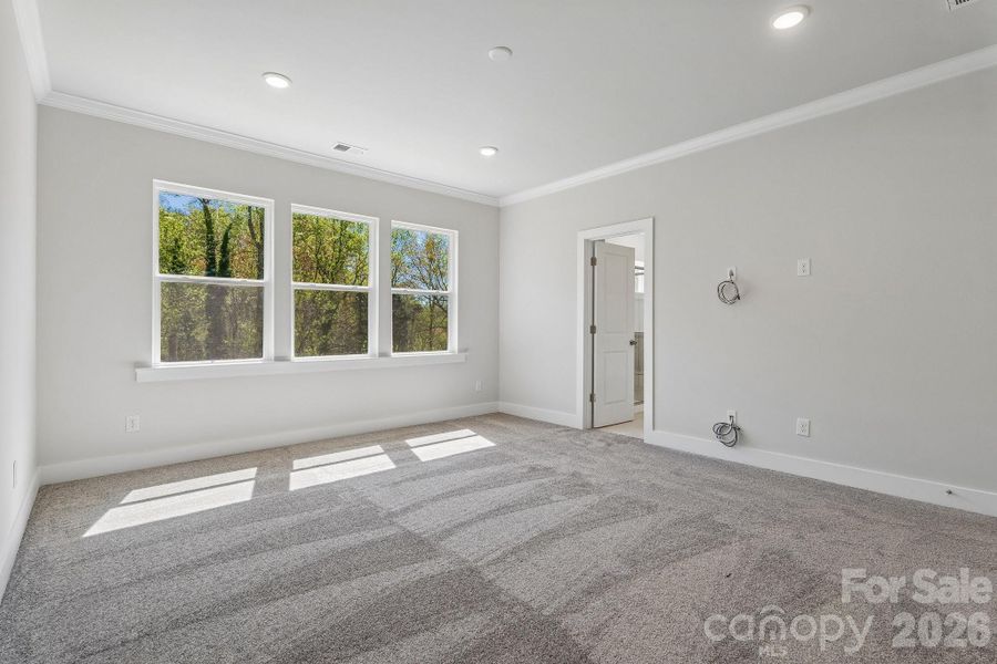 Spacious, unfurnished interior of a new home in Oakridge Farms, Mooresville (Image 9).