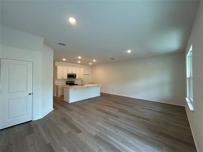 Spacious, unfurnished interior of a new home in Connors Cove, Eustis (Image 11).