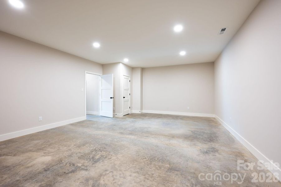 Huge Bonus Room