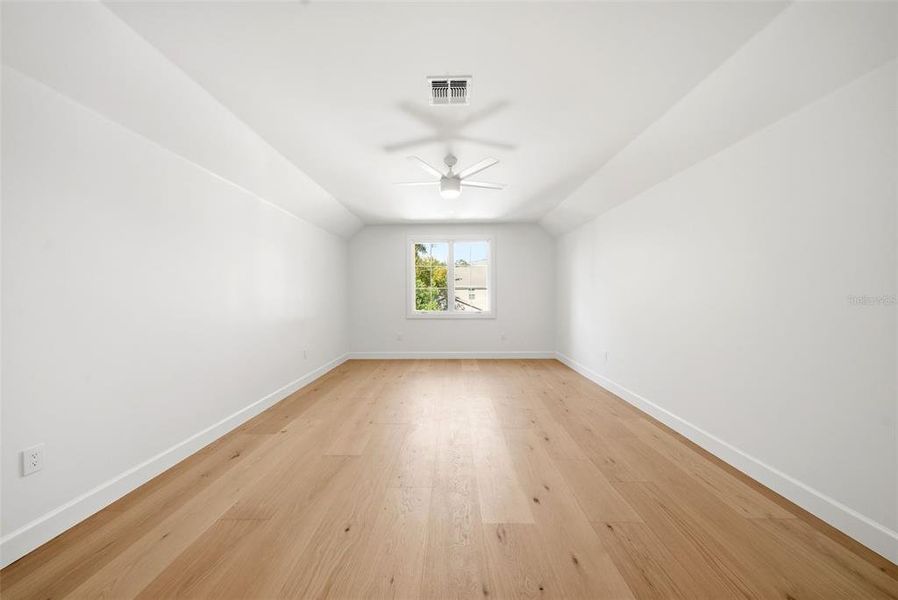 Spacious, unfurnished interior of a new home in , Orlando (Image 24).