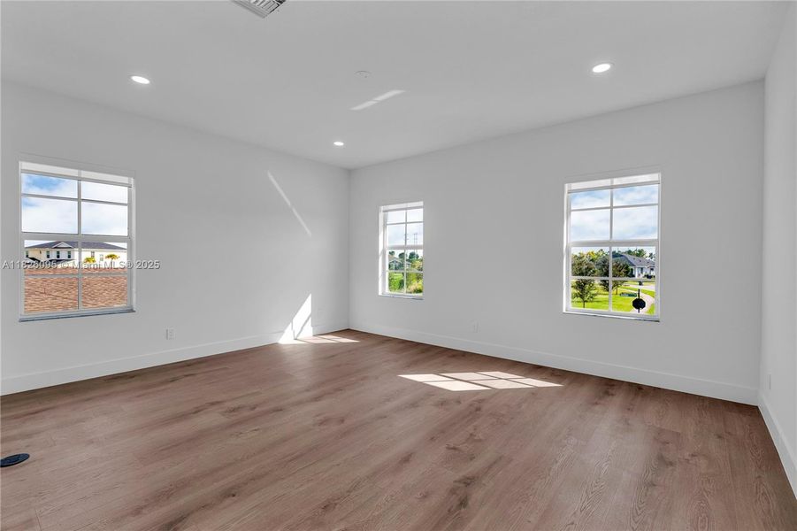 Spacious, unfurnished interior of a new home in Arden: The Waterford Collection, Loxahatchee (Image 21).