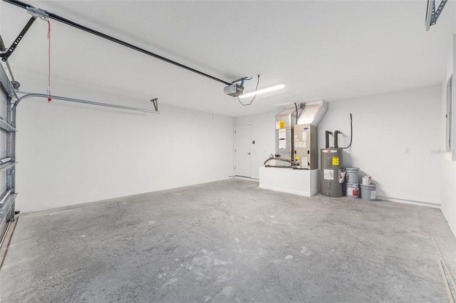 Spacious, unfurnished interior of a new home in , Ocklawaha (Image 13).