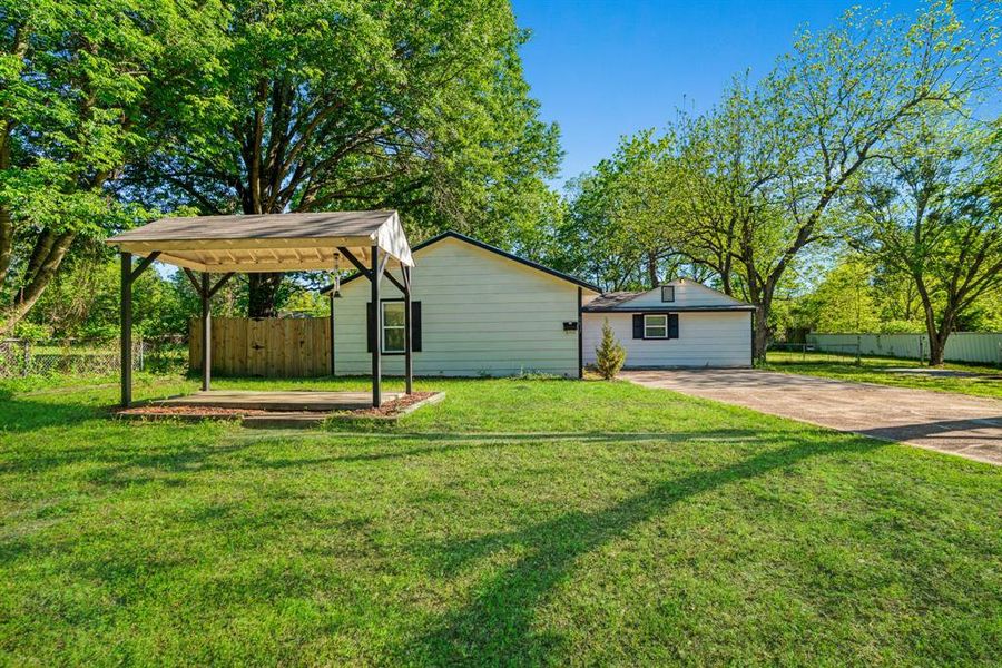 Exterior details and patio area of a home in , Paris (Image 14).
