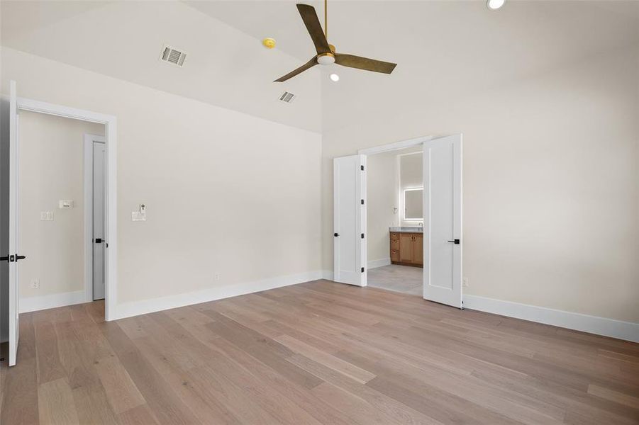Spacious, unfurnished interior of a new home in Pecan Plantation, Granbury (Image 25).