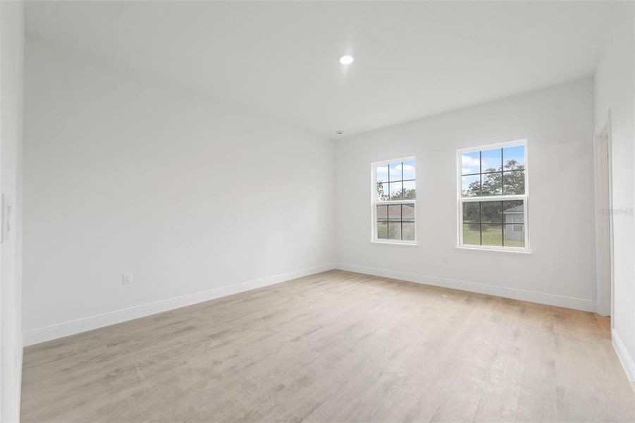 Spacious, unfurnished interior of a new home in , Ocala (Image 24).