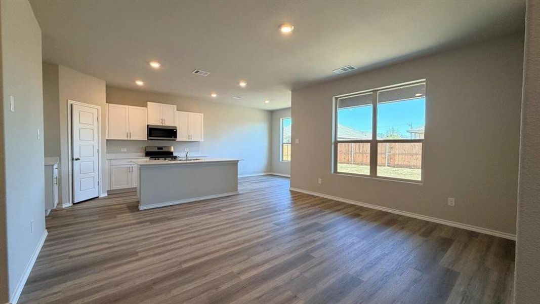 Spacious, unfurnished interior of a new home in Lankford Farms, Cleburne (Image 11).