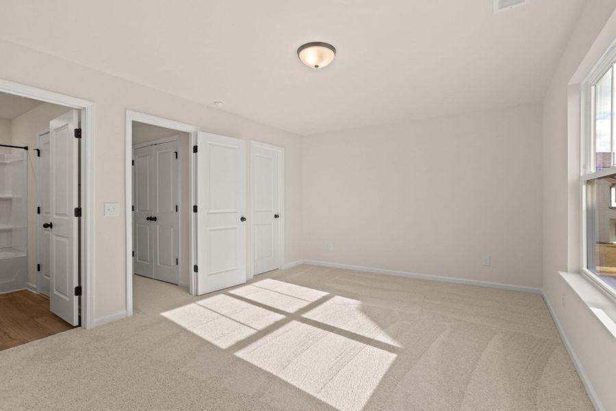 Spacious, unfurnished interior of a new home in Greenrich Mill, Simpsonville (Image 26).