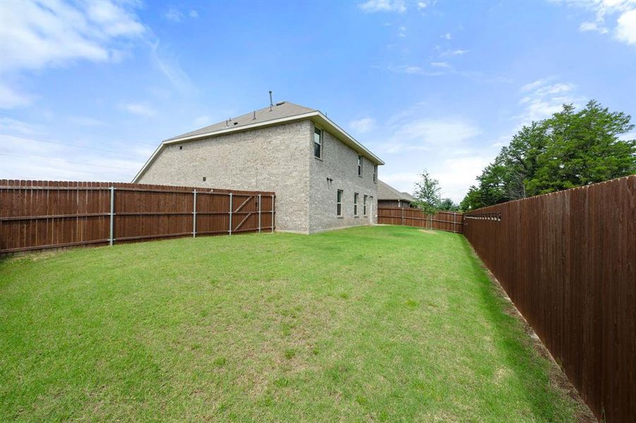 Exterior details and patio area of a home in Stonehaven, Caddo Mills (Image 24).